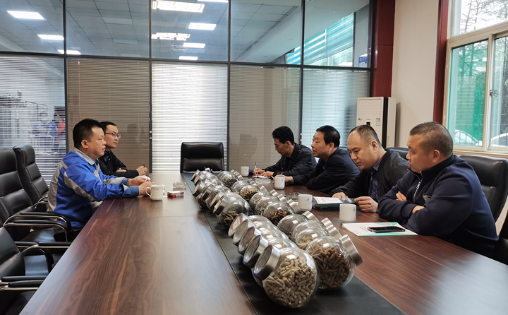 與集團總經理孫寧波及部門負責人座談，就項目建設、環境影響、補貼政策等內容進行了探討交流