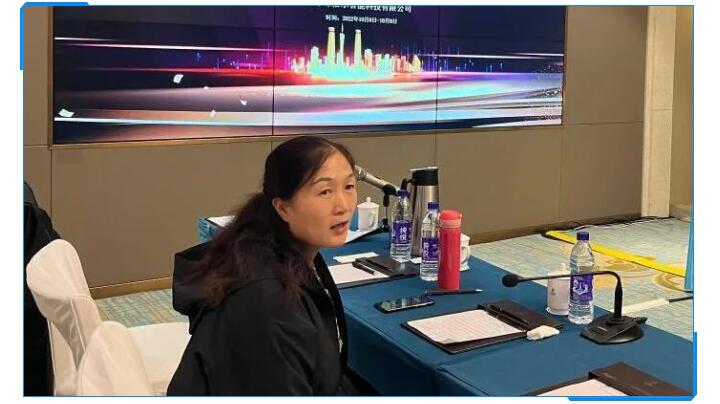 集團財務總監劉清華在聽取了銷售部門的數據對比與銷售人員的分析后，她提出應該加強客戶的銷售服務