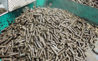 木屑顆粒機生物質燃料顆粒在燃燒時遇到冒黑煙的情況該怎么辦？